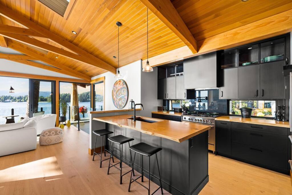 Kingfisher Manor Villa Sooke Exteriör bild